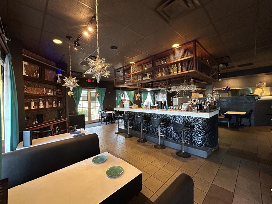GREAT RESTAURANT LOCATION / FULLY EQUIPPED!