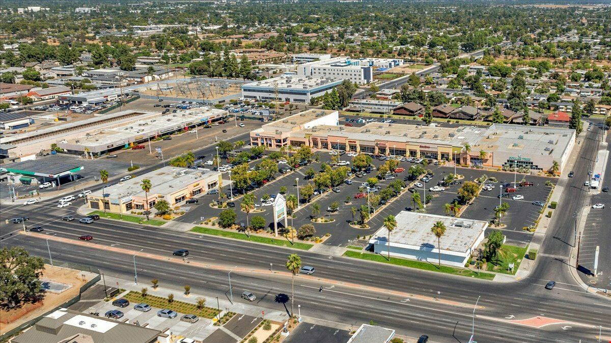 ±2,282 - ±10,683 Shopping Center Spaces in Fresno