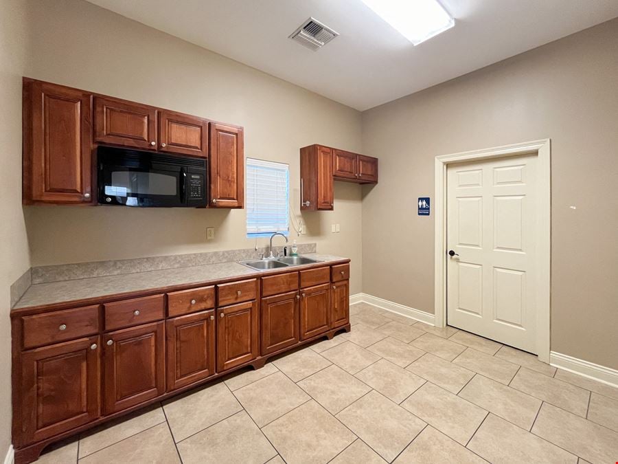 Newly Renovated Flex Space in Broussard