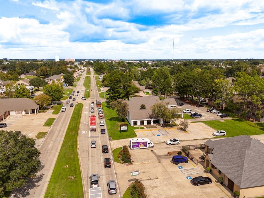 Newly-Renovated Standalone Building along Bluebonnet Blvd