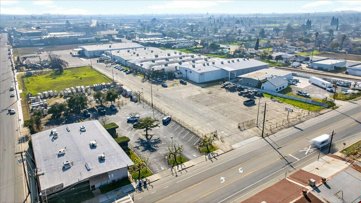 ±127,057 SF High Exposure Industrial Building on ±7.5 Acres