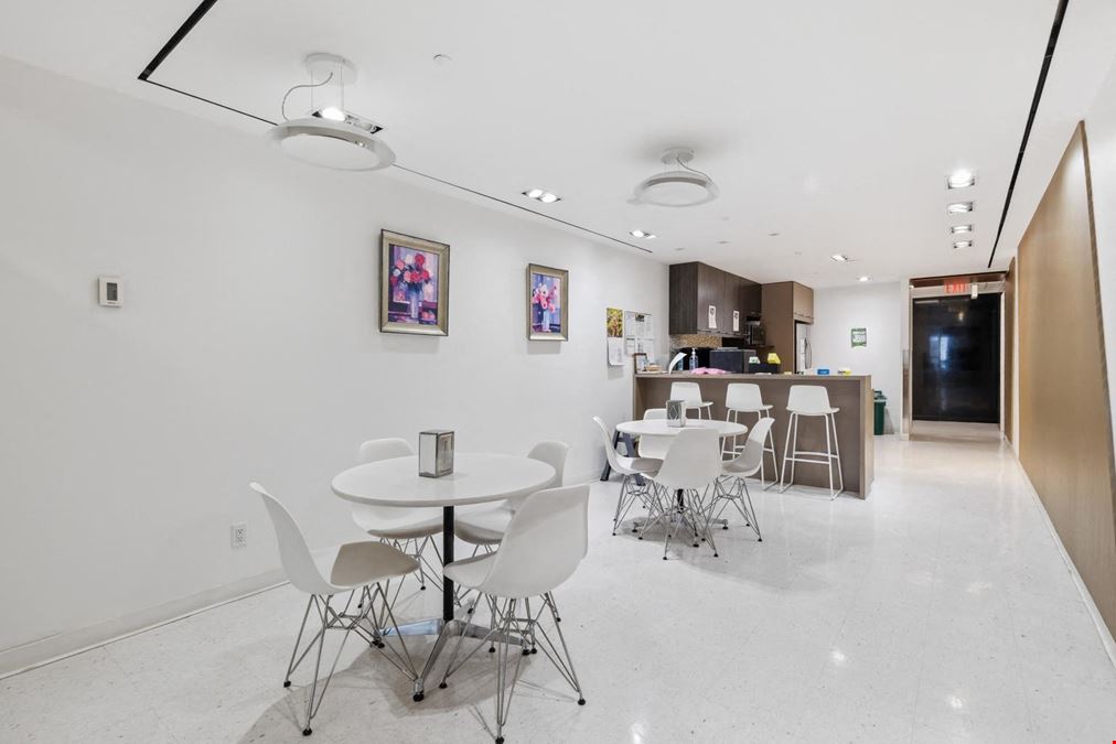 20 Queen St W