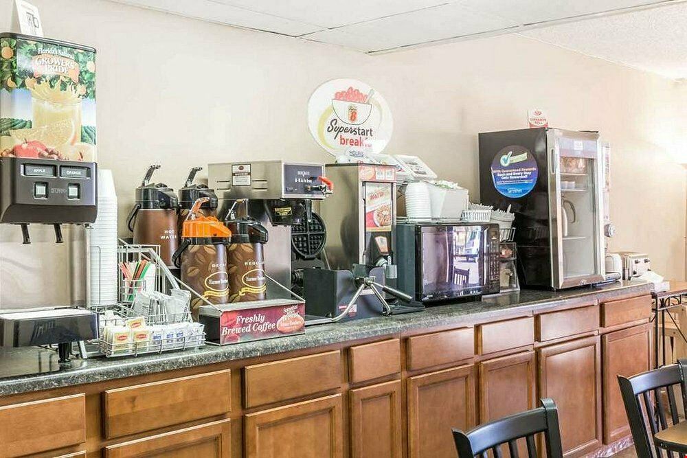 Super 8 by Wyndham (Combined with Econolodge by Choice Hotels in Luverne, MN)