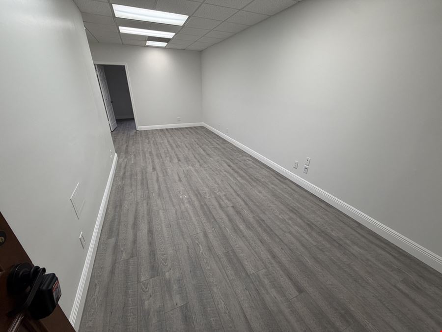 880 SF Suite 207 Professional and Medical Office Space