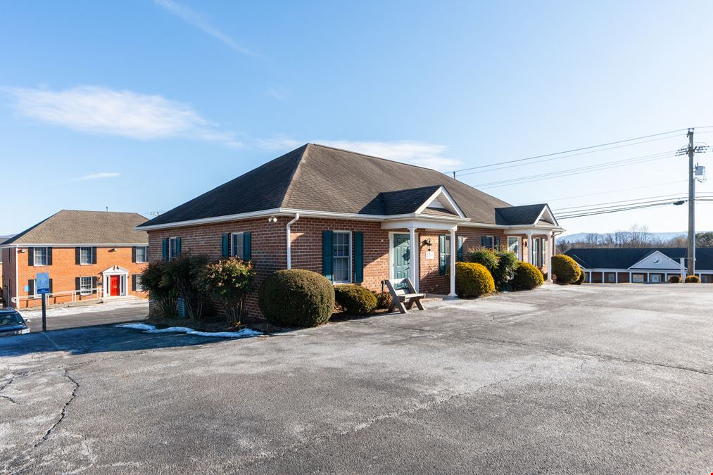 NICE OFFICE SUITE AVAILABLE IN HIGH TRAFFIC LOCATION