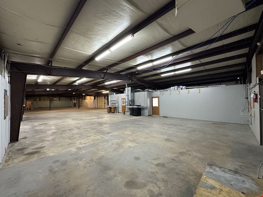 8,750 SF Office / Warehouse Building For Lease in Nixa