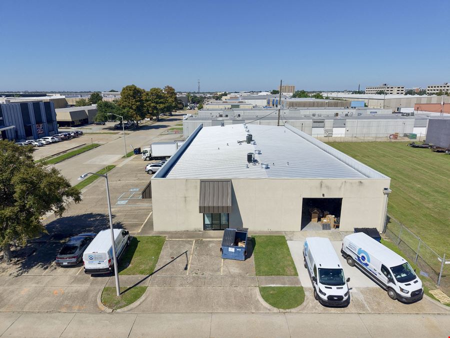 Office / Warehouse in Elmwood