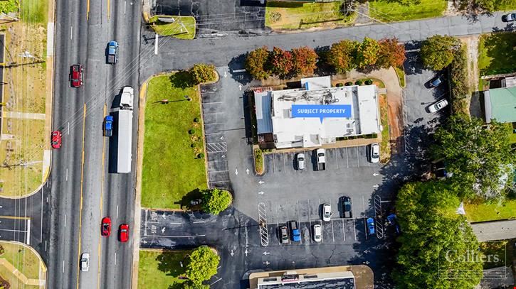 ±3,576-SF Freestanding Former Restaurant with Drive-Thru in Place