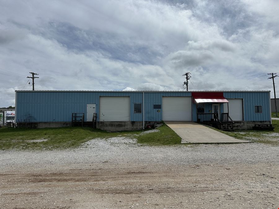 5,000 SF Office / Warehouse Building For Lease in Nixa