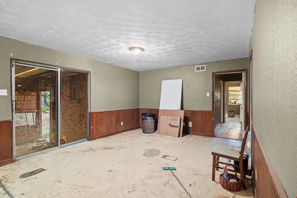 High-Traffic Mixed Use/Land Near I-35 – Owner Finance! Prime Development Opportunity!