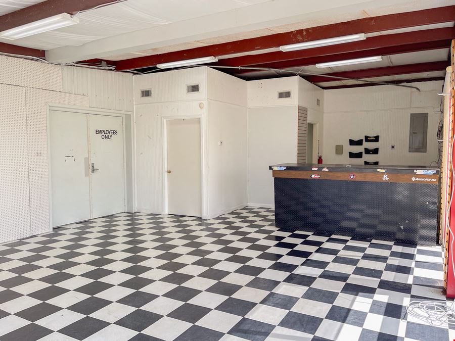 ±2,481 SF Commercial Building Near I-10 and Margaritaville Resort