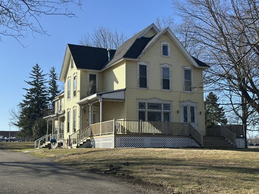 435 East Main Rd - 4,024+/- Rental Home on 2.5+/- Acres Vacant Land