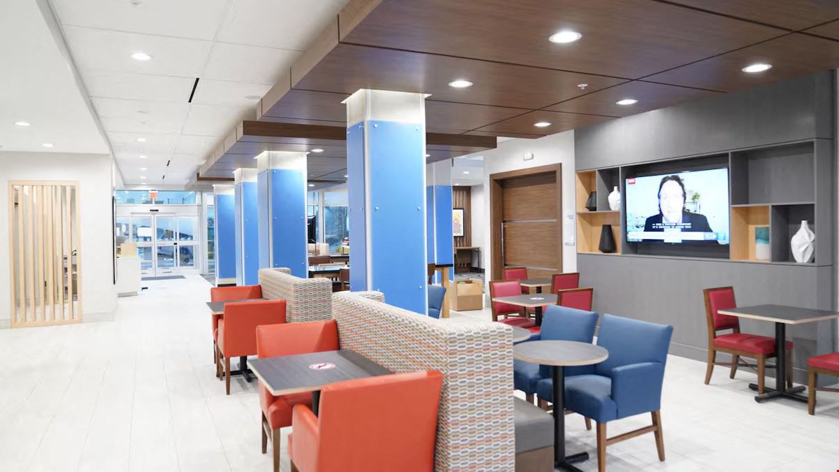 Holiday Inn Express & Suites Dallas Market Ctr - Love Field