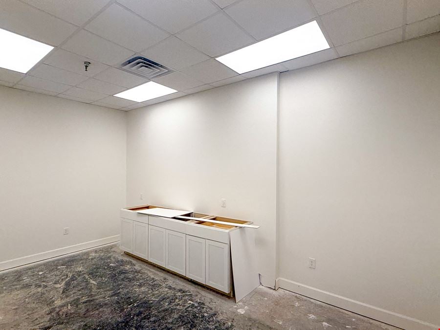 Flex Space on Airline Hwy with Large Showroom