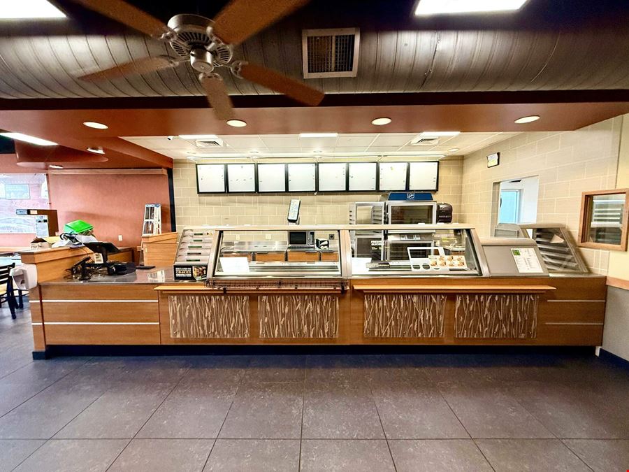 1,420 SF Restaurant / Retail Building For Lease in Northeast Springfield
