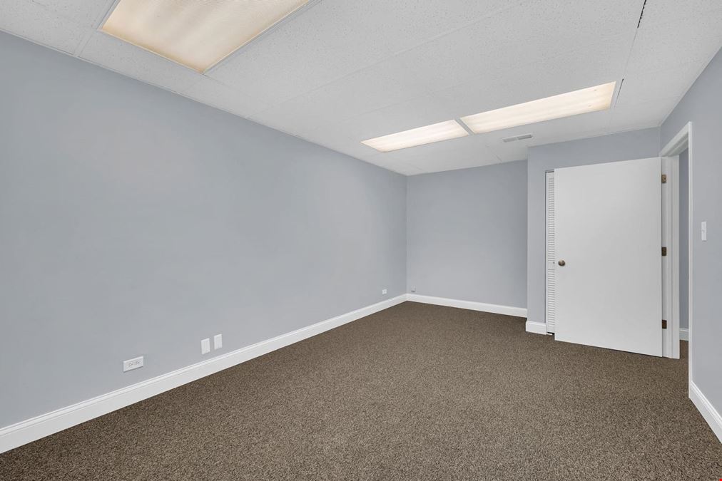 29W030 Main St, Unit 202, Warrenville, IL, 60555