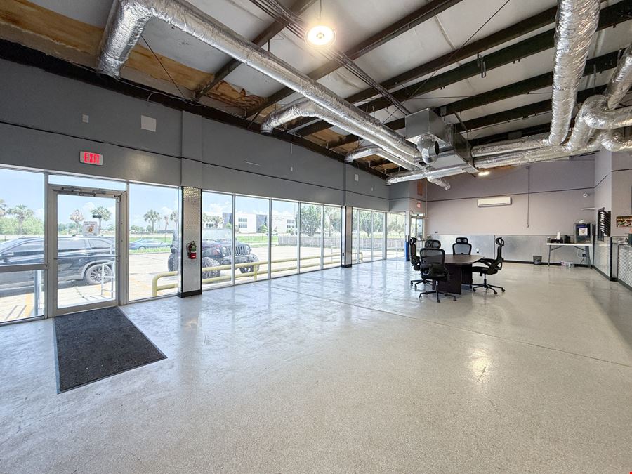 Retail Showroom / Warehouse with I-10 Visibility