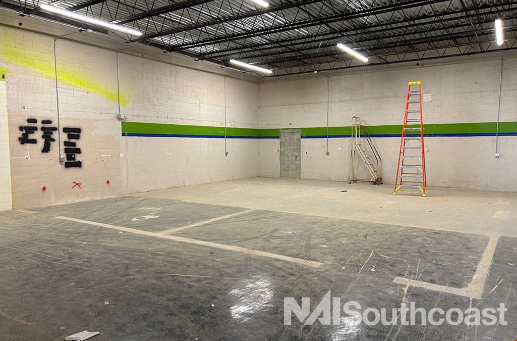 3,757 SF Industrial With 0.25-Acre Yard