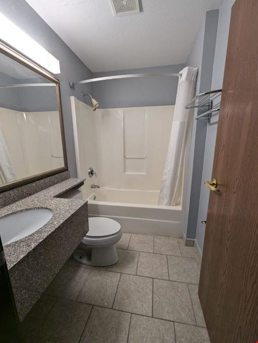 BlissPoint Inn & Suites - Toledo, OH