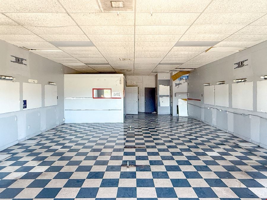 Salon Suite at Retail Convenience Center for Lease