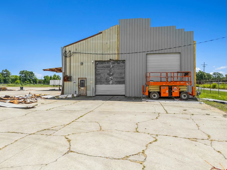 390,000 +/- SF | Industrial | NNN Investment | 100% Leased