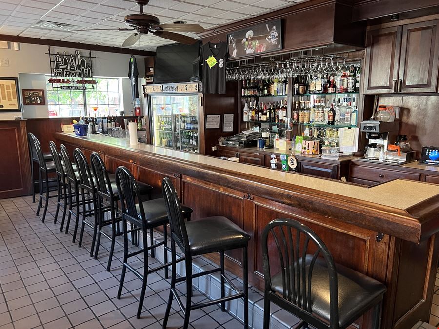 1,920 SF | Turn-Key Bar / Restaurant Building with Liquor License for Sale | 1026 Wolf Street