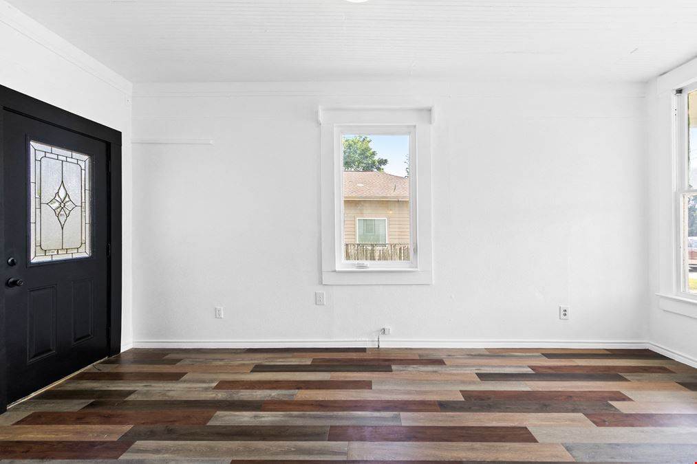 Charming Commercial Space in High-Traffic Location – Ideal for Café, Retail, Boutique, or Showroom Use