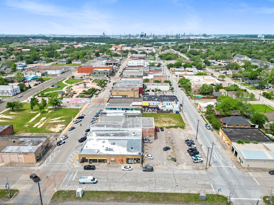 Turnkey Retail Center in Baytown – High-Traffic, Income-Producing Leased Units
