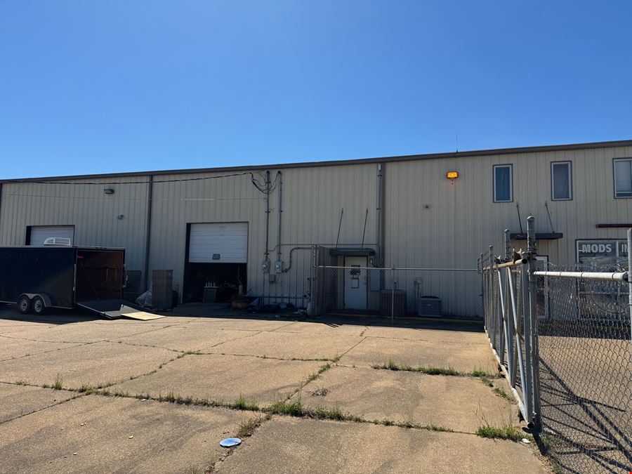 Heath Plaza 2058 - 2060 E Texas St.