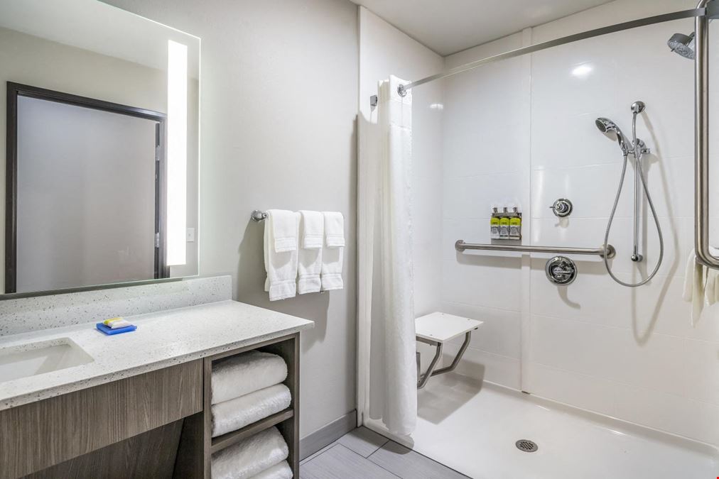 Holiday Inn Express & Suites Tulsa East-Catoosa