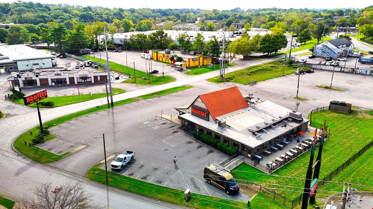 Hooters | Nashville, TN