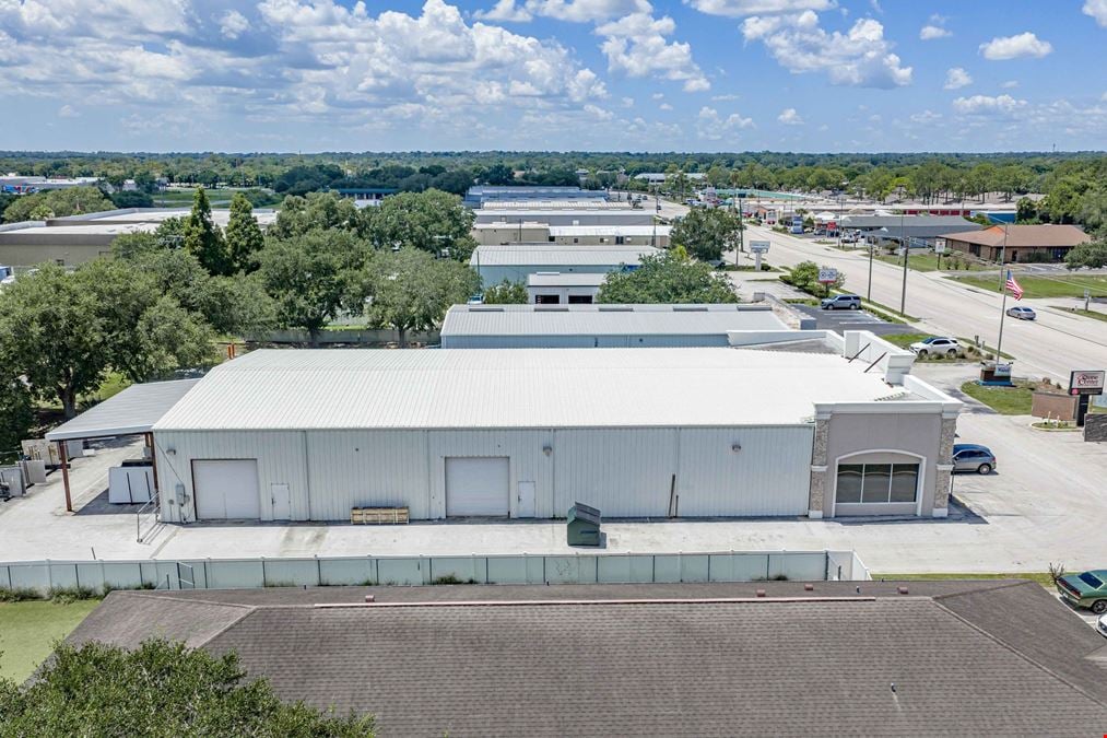 Retail Showroom & Warehouse - 11,000+ SF in South Lakeland