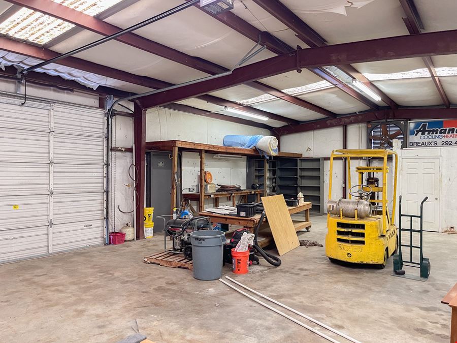 ±2,400 SF Office Warehouse with Gated Yard Near Airline Hwy