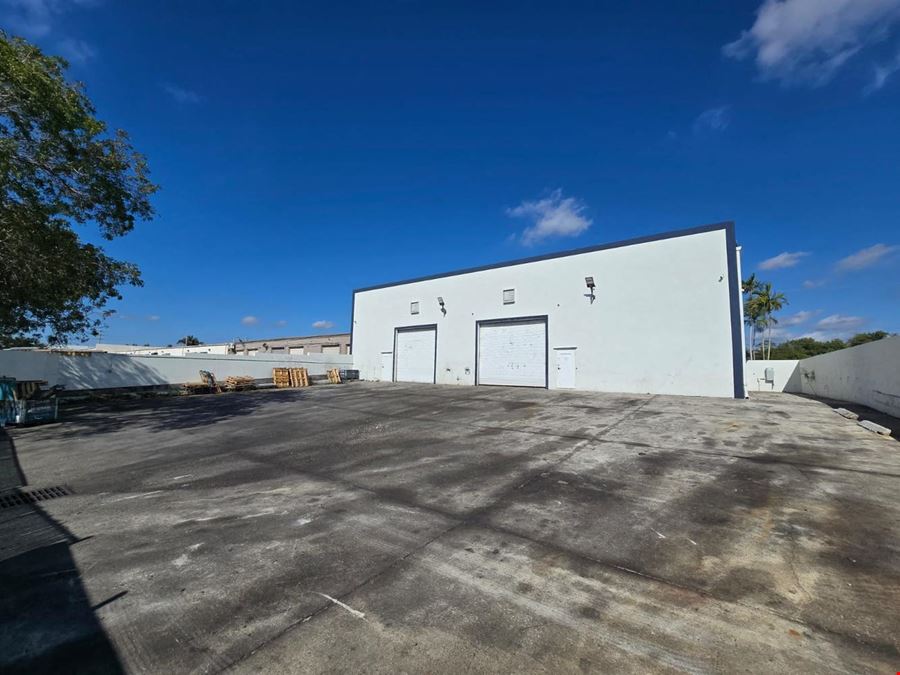 Freestanding Office/Warehouse 9,072 SQFT