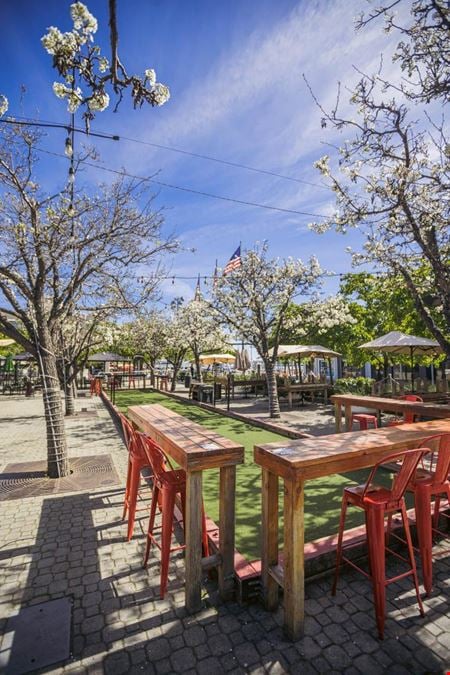 Jack London Square - 98 Broadway St