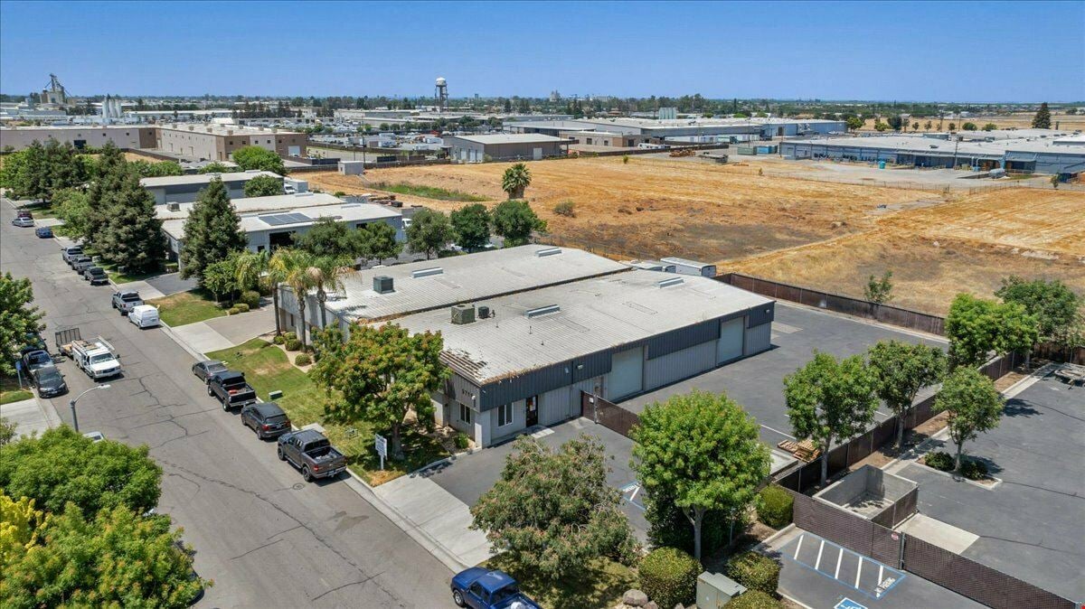±5,000 SF of Warehouse/Office Space in NW Visalia, CA
