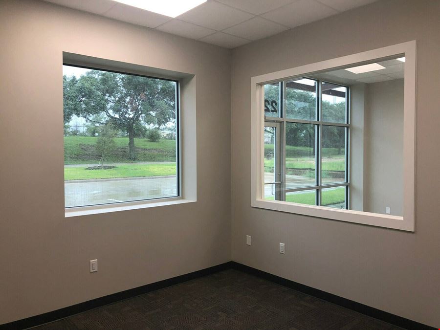 Premier Office/Warehouse Building for Sale | 2517 N. Frazier St., Conroe – High-Visibility Corner in Business Corridor