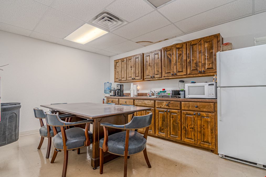 Traditional Office/Shop Near Interstate 20