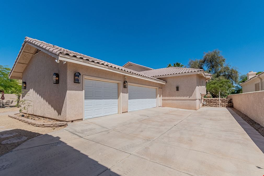 Beautiful Home Overlooking Yuma Country Club: 742 E Country Dr