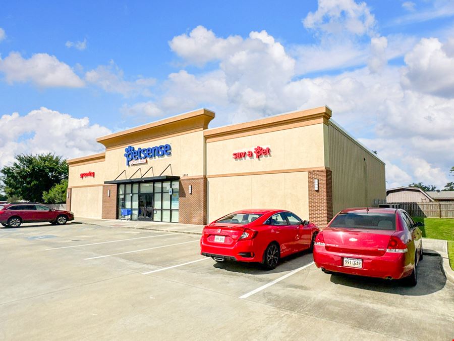 Sulphur Plaza: Endcap and Inline Suites in Kroger-Anchored Center