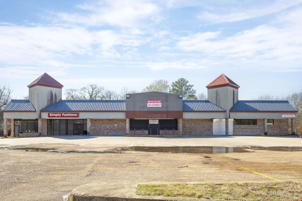 Former Family Dollar Anchored Retail Center  | 23,471 SF | 2003 Built