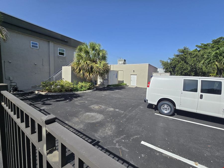 Freestanding Retail / Showroom Bldg