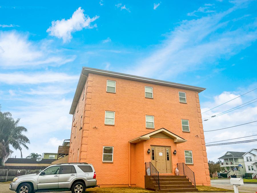 Second Floor Suite with Exterior Entrance in New Orleans