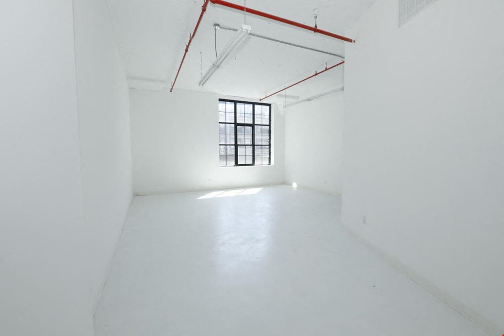 Urban Yard + Footbridge + Queensbridge Studios in Prime Location LIC, Queens