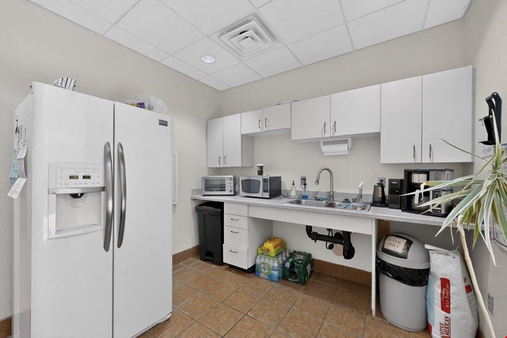 Free-Standing 2,908 SF Office with Montaño Frontage & 16 Spaces