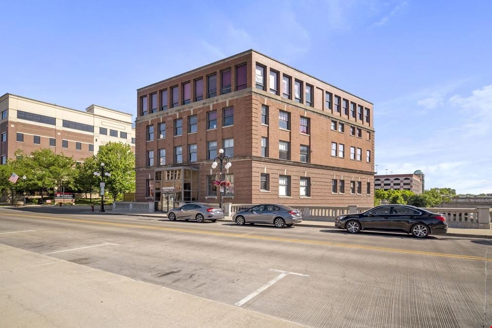 31 W Downer Pl, Aurora, IL 60506