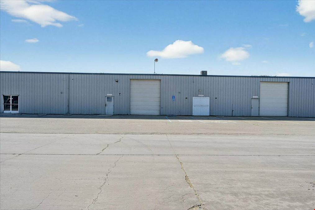 Move-In Ready Office/Warehouse in SE Fresno