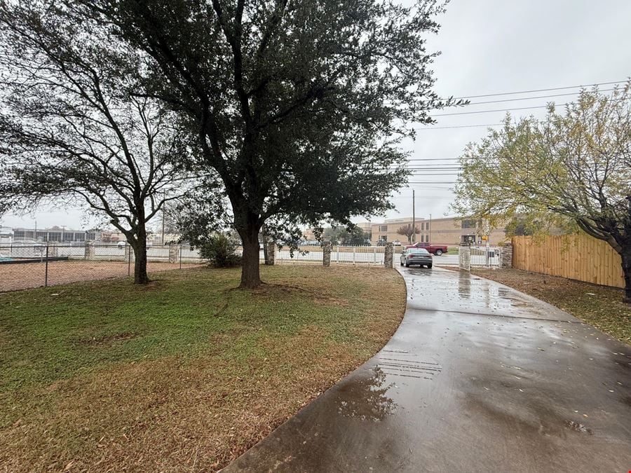 1204 W Pecan St
