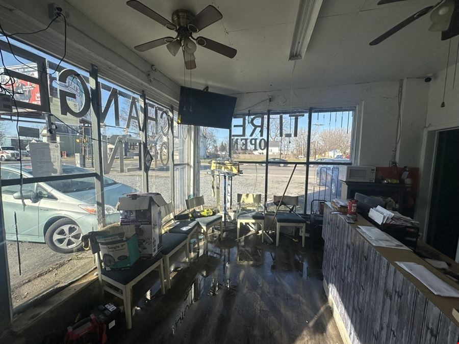 1423 South Park Ave - 1,620+/- SF Automotive/Used Car Lot