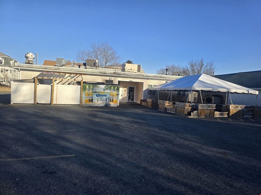 Fully functional Lincoln restaurant with liquor license & real estate